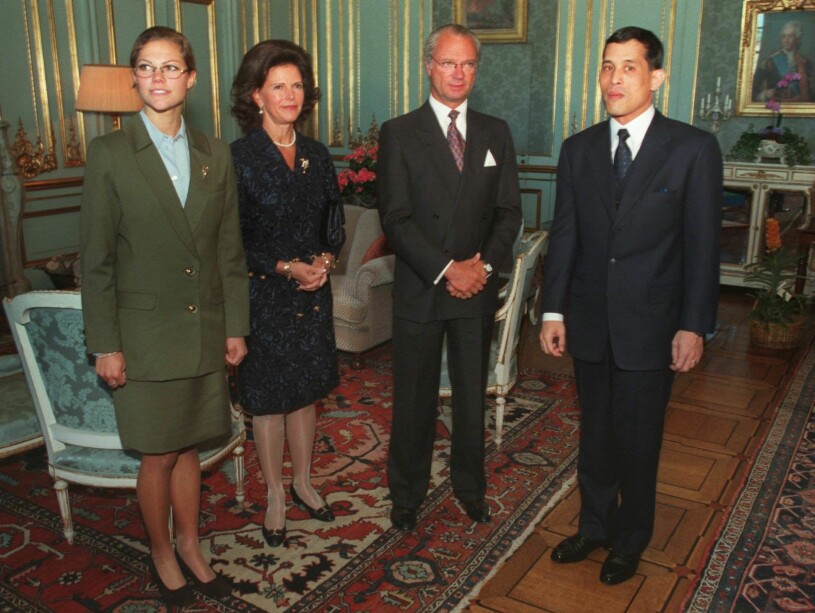 Kung Vajiralongkorn, då Thailands kronprins, på besök hos svenska kungafamiljen på Stockholms slott 1997. Kronprinsessan Victoria Drottning Silvia Kungen 1997 med kung Vajiralongkorn av Thailand då kronprins
