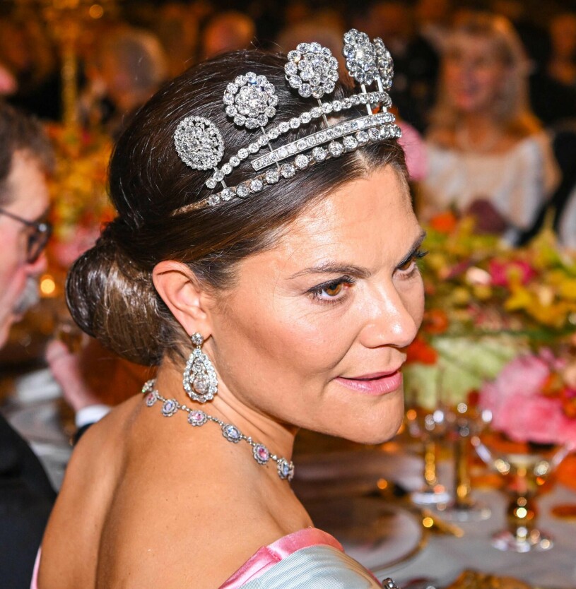 Victoria festade loss i de legendariska Vasaörhängena. Vågat! Kronprinsessan Victoria på Nobel 2022 i Vasaörhängena