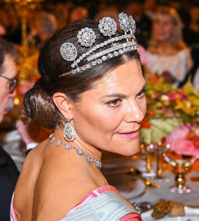 Missa inte örhängena – det är samma som prinsessan Madeleine hade när hon gifte sig: De ovärderliga Vasaörhängena. Kronprinsessan Victoria i sexknappsdiademet – tiaran på Nobel 2022