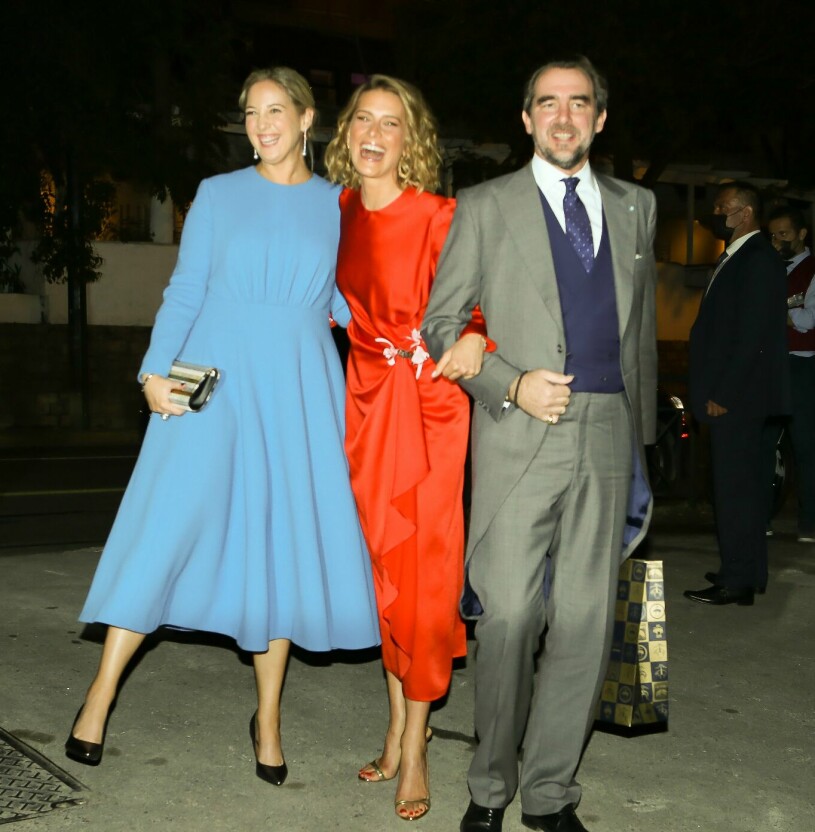 På väg hem från partyt: Brudgummens väldigt glada syskon prinsessan Theodora och prins Nikolaos med hustrun Tatiana (i mitten). Prinsesan Theodora Prinsessan Tatiana Prins Nikolaos