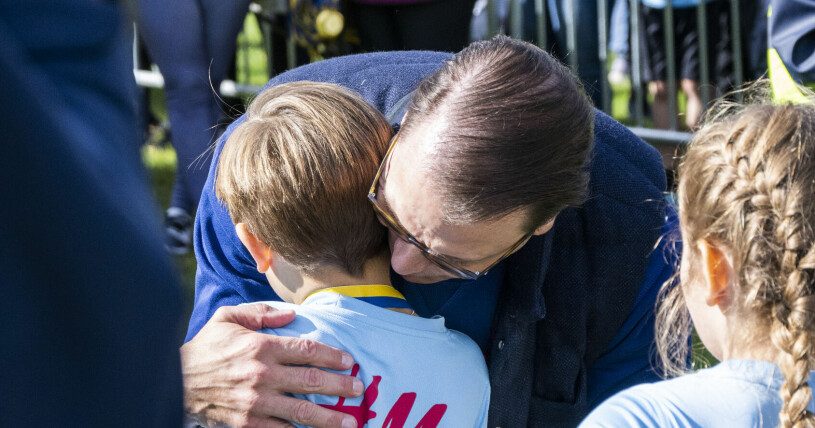 Prins Oscar får medalj och kram av pappa Prins Daniel under Pep-dagen i Hagaparken 2022. Prins Daniel och prins Oscar