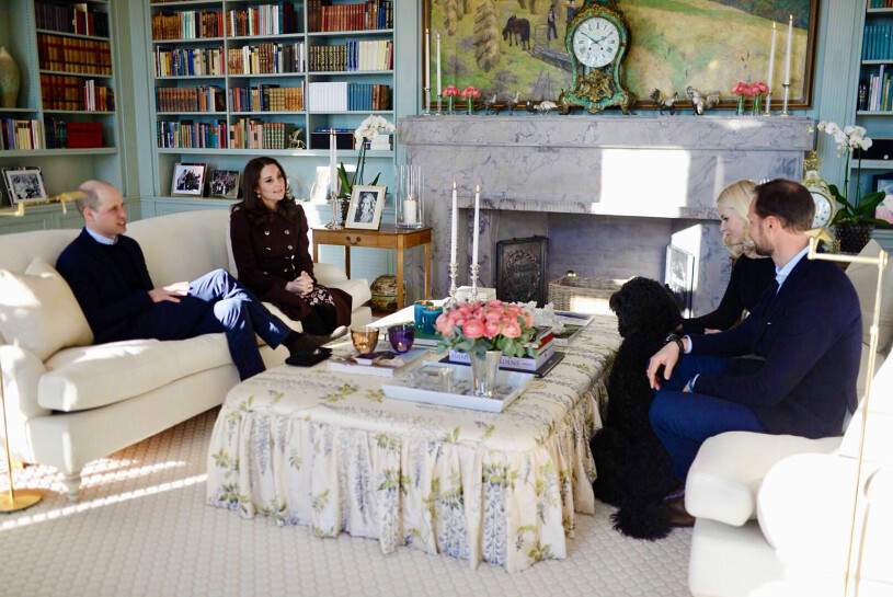 ...och från andra hållet ser det ut så här. En bild från Kates och prins Williams besök 2018. Vardagsrummet Skaugum