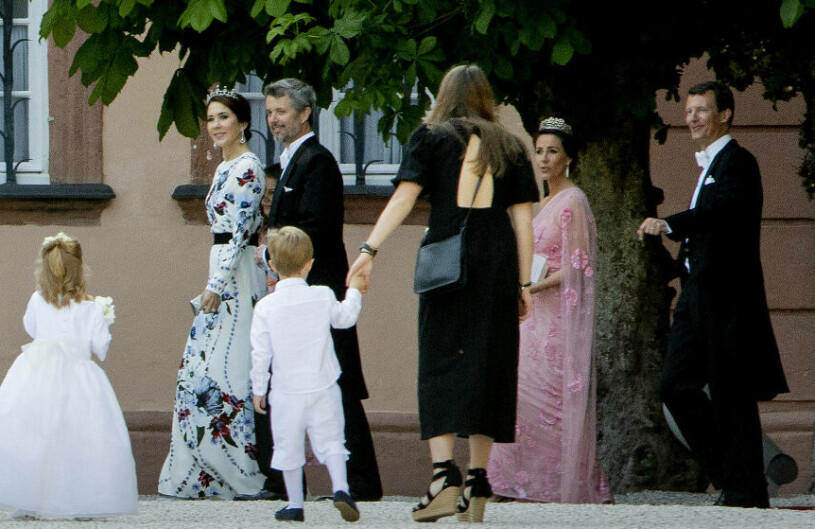 Här kommer danska kungafamiljen: Mary, Frederik, Marie och Joachim. kronprinsessan Mary, kronprins Frederik, prinsessan Marie och prins Joachim under prins Gustavs bröllop med svenska Carina