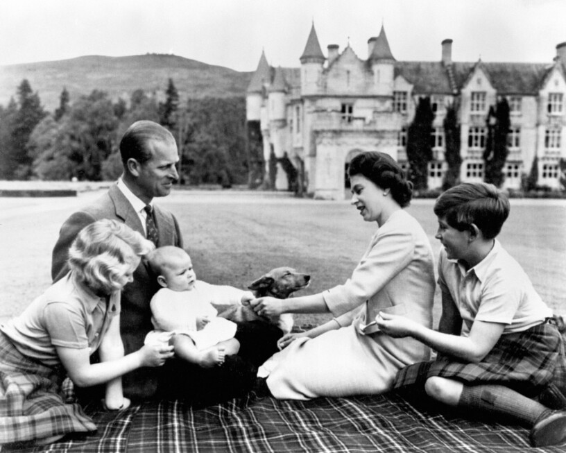 Anne, Philip, Andrew, Elizabeth och Charles vid det privata sommarslottet Balmoral i Skottland. Härifrån har alla i familjen många, fina minnen – men vem ska ta över slottet?