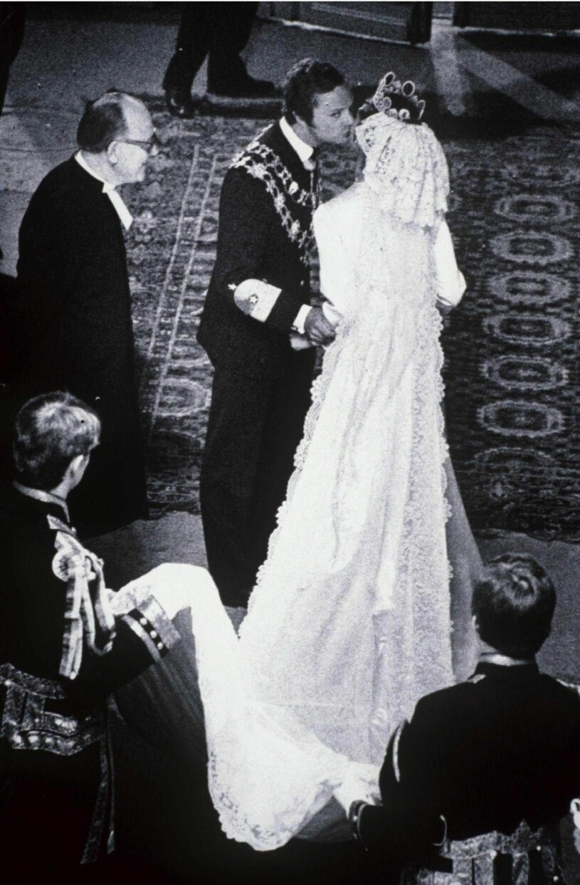 Kung Carl XVI Gustaf gifter sig med Silvia Sommerlath i Storkyrkan i Stockholm. Här kysser kungen sin blivande hustru före vigseln.