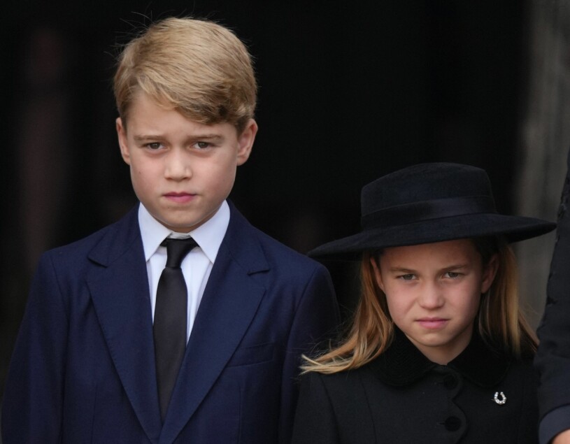 Prinsessan Charlotte bar en brosch för att hedra sin gammelfarmor Elizabeth. Prins George och prinsessan Charlotte