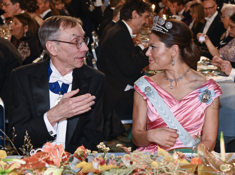 Kronprinsessan Victoria såg ut att ha ett mycket intressant samtal med årets Nobelpristagare i fysiologi eller medicin, Svante Pääbo. Nobelpristagaren i fysiologi eller medicin, Svante Pääbo, och kronprinsessan Victoria under Nobelbanketten i Stadshuset i Stockholm på lördagen.