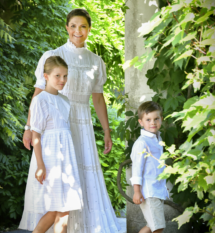 Prins Oscar och prinsessan Estelle matchar mamma i ljusblått och vitt. Kronprinsessan Victoria Prinsessan Estelle Prins Oscar Sollidens slott Solliden Victoriadagen 2021