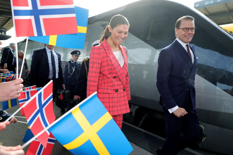 Svenskt-norskt jubel när Victoria och Daniel kom till Göteborg i förmiddags. Kronprinsessan Victoria och prins Daniel i Göteborg under norska officiella besöket