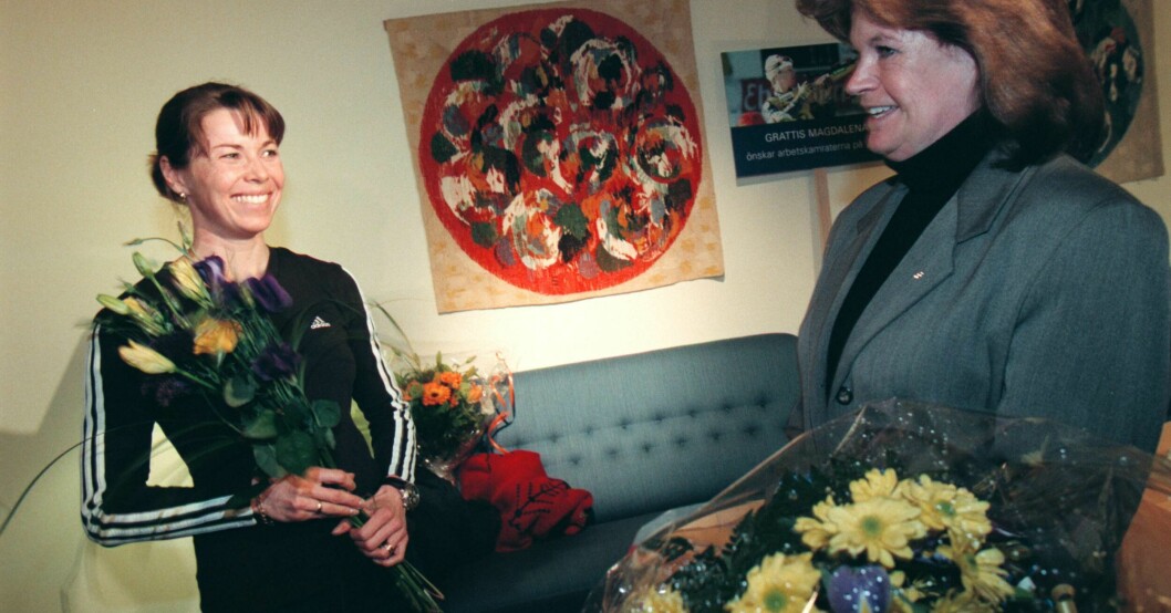 Magdalena Forsberg t.v. hyllades av IOK:s Gunilla Lindberg vid hemkomsten till Arlanda den 28 februari. Forsberg tog ett guld och ett brons och blev VM-drottning vid skidskytte-VM i Oslo, året var 2000