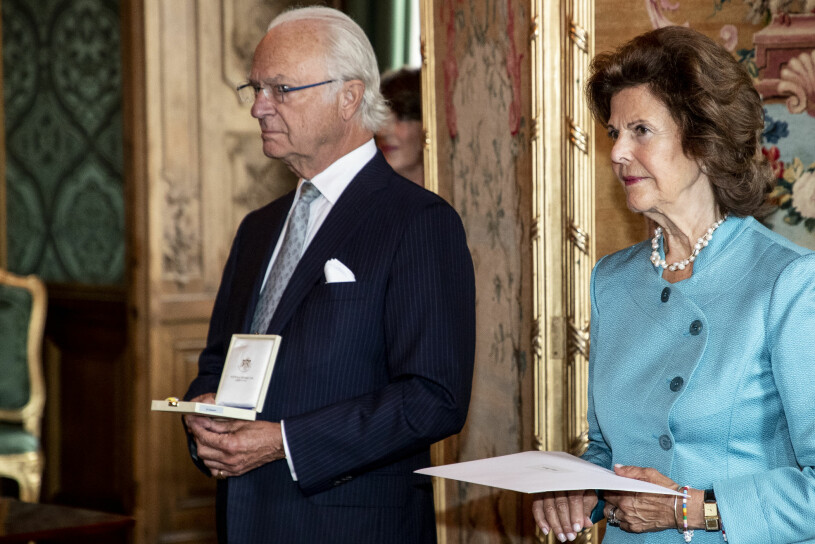 Trots sin stora personliga förlust stramade kungen i eftermiddags upp sig och genomförde dagens utdelning av Prins Eugen-medaljen som planerat. Kungen Prins Eugen-medaljen