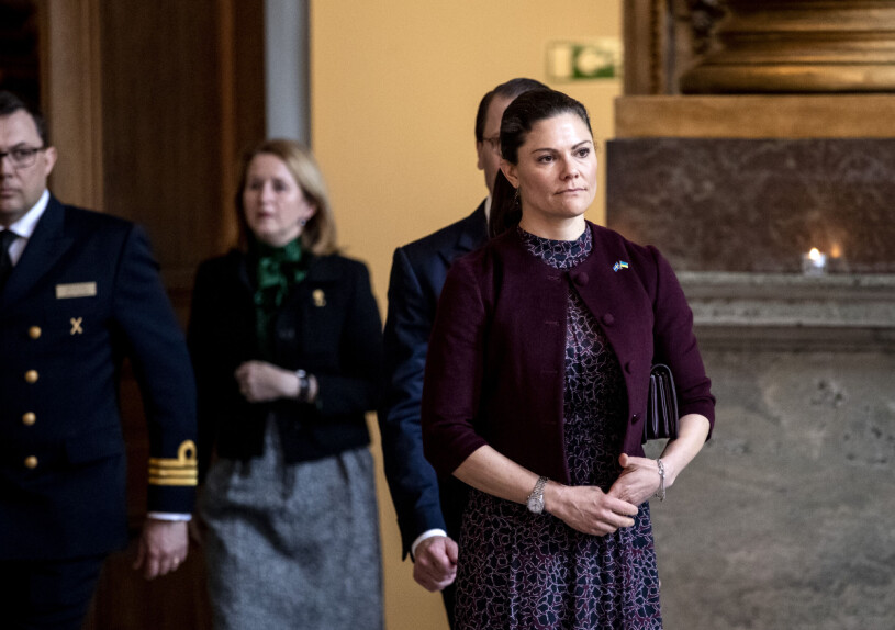 Kronprinsessan visade också sin solidaritet genom att bära Ukrainas flagga på sin vinröda dräktjacka. Kronprinsessan Victoria visar sitt stöd för Ukraina vid Fredsbönen i Slottskyrkan