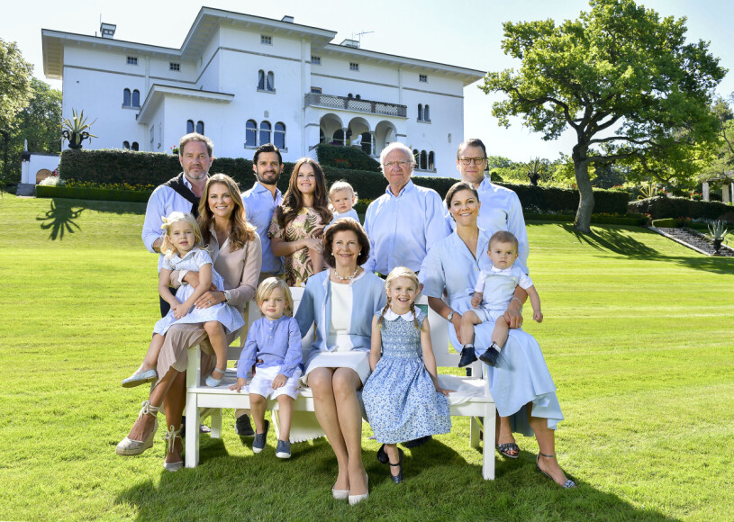 Kungafamiljen framför sommarslottet. Kungafamiljen framför Sollidens slott