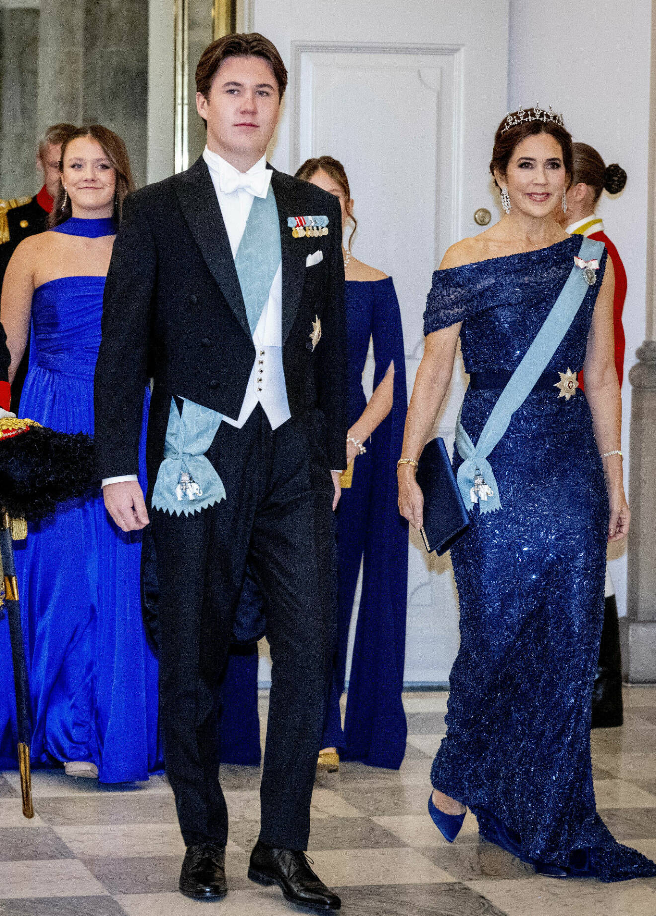 Prins Christian med sin mamma kronprinsessan Mary i blått aftonfodral