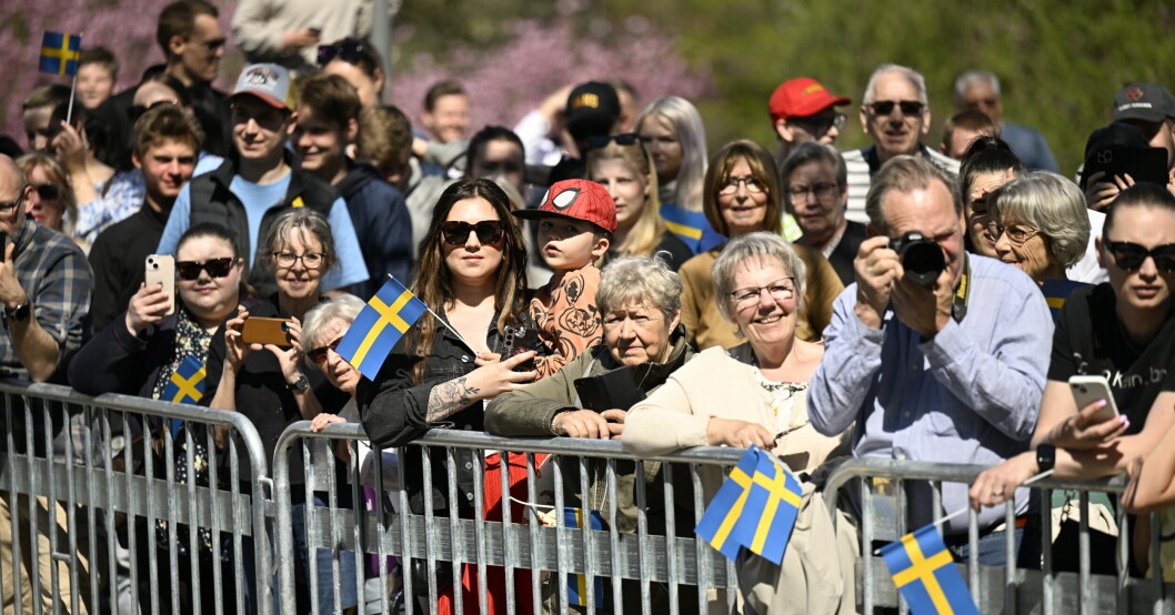 Det var många på plats för att hälsa på paret. Folk