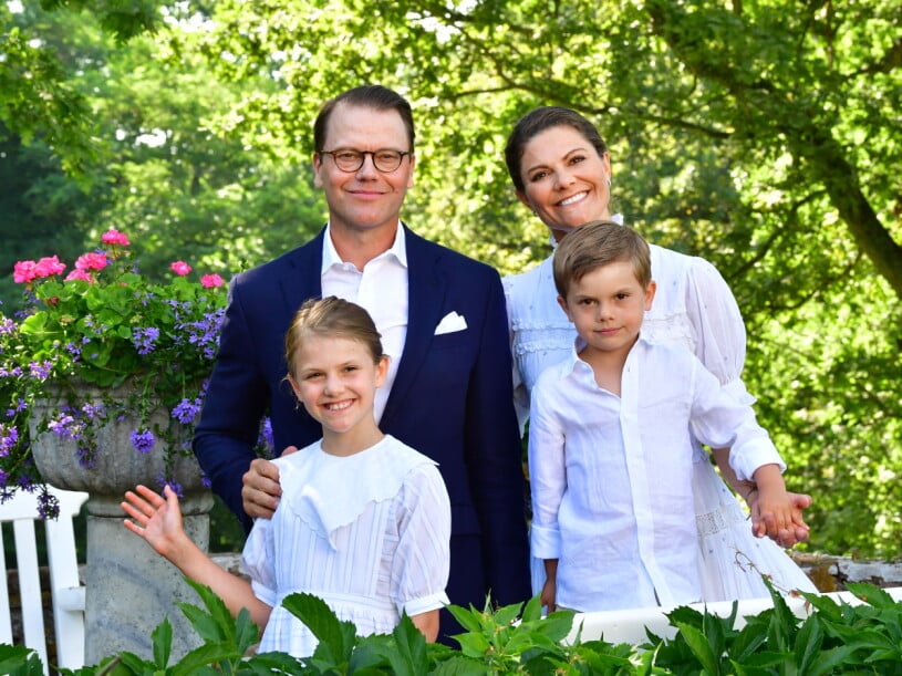 På födelsedagsmorgonen väcks Victoria av sin älskade familj! Prins Daniel, Kronprinsessan Victoria, Prinsessan Estelle och Prins Oscar fotograferas på Sollidens slott i samband med kronprinsessans födelsedag på Victoriadagen 2021.