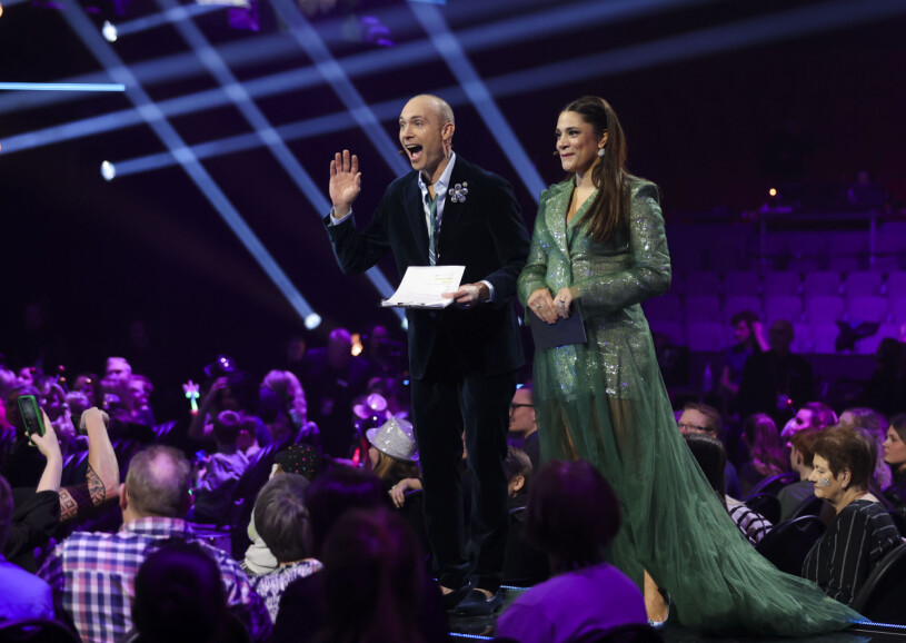 Programledarna för Melodifestivalen 2023, Jesper Rönndahl och Farah Abadi, under fredagens publikgenrep i Scandinavium inför deltävling 1.