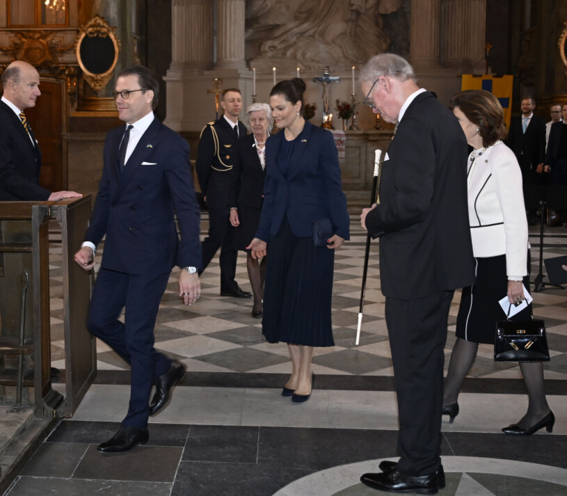 Prins Daniel och kronprinsessan Victoria. Drottningen skymtar till höger. Prins Daniel och kronprinsessan Victoria vid Fredsbönen för Ukraina 2023