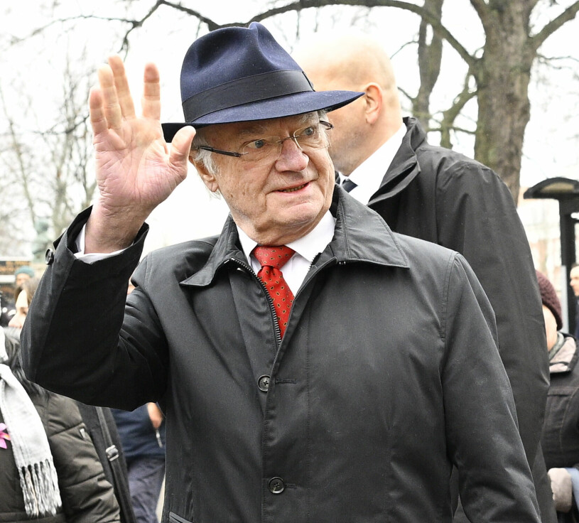 Kungen i sin snygga signaturlook: Hatt. Och missa inte den kaxigt röda slipsen. Kungen i rock och hatt under besöket i Jönköping 2023