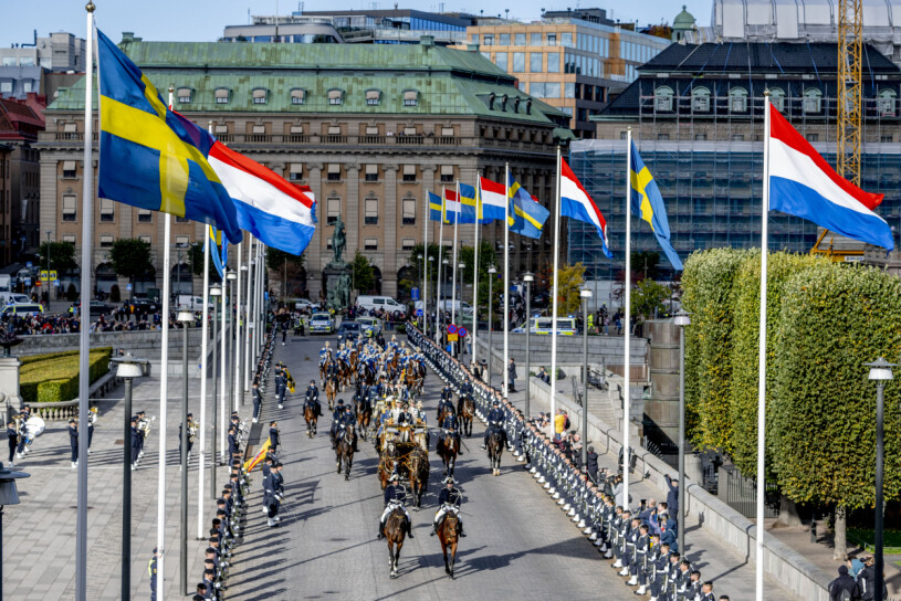 Ståtligare blir det inte: Den kungliga kortegen på väg över Norrbro. Kortegen under statsbesöket från Nederländerna 2022