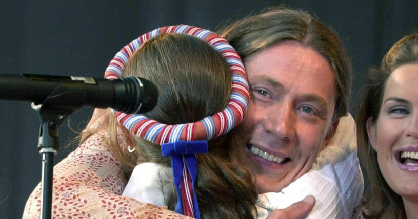 Martin "E-Type" Eriksson gav vännen kronprinsessan Victoria en varm kram på hennes 24-årsdag! Martin E-Type Eriksson kramar kronprinsessan Victoria på hennes 24-årsdag
