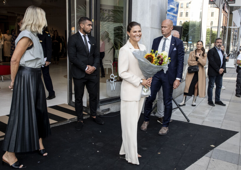 Plötsligt dök kronprinsessan upp på trottoaren! Till vänster Catarina Midby, chef för Svenska Moderådet.