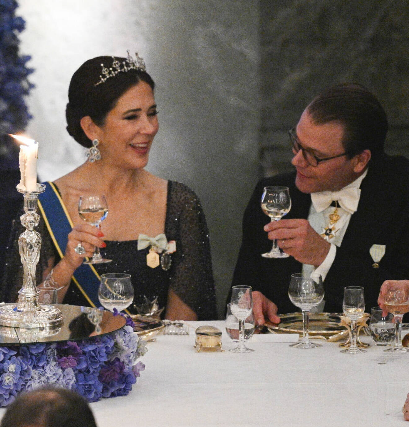 Kronprinsessan Mary och prins Daniel på middag på Stockholms slott – kungen 50 år på tronen