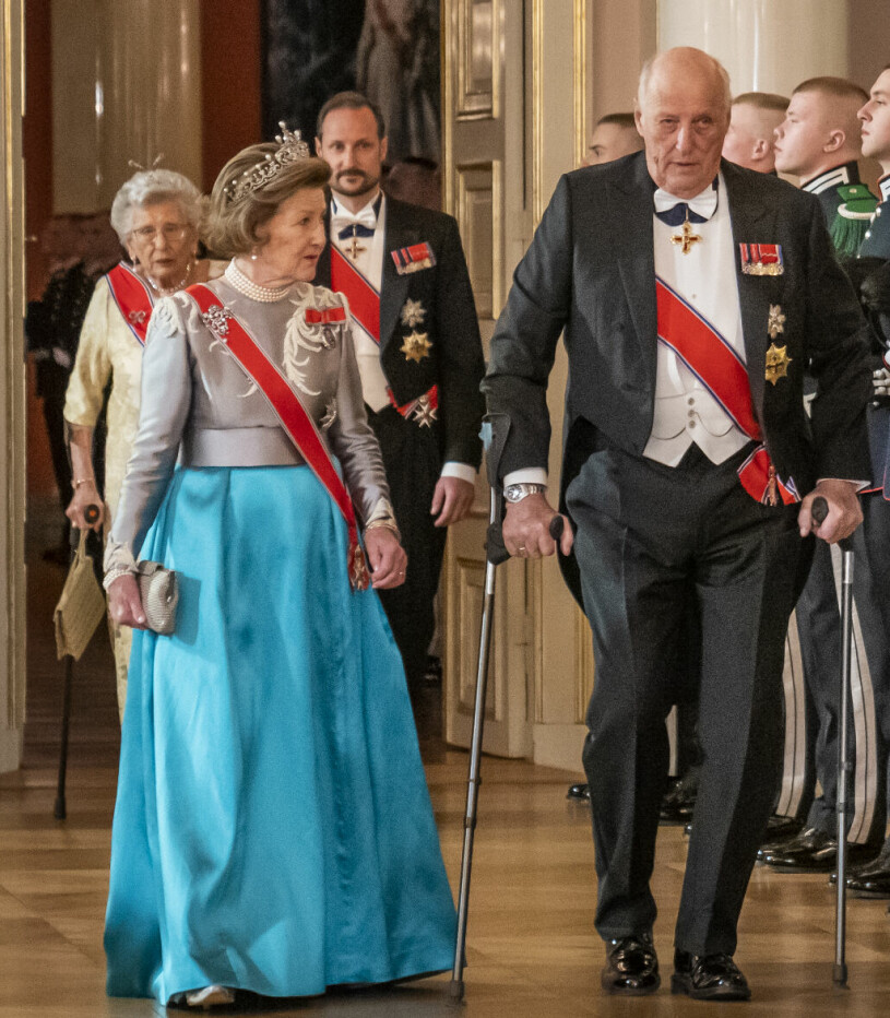 Kvällens värdpar kung Harald och drottning Sonja. Efter följde kronprins Haakon med sin faster. Kung Harald, drottning Sonja, kronprins Haakon och prinsessan Astrid på galamiddag på Kungliga slottet i Oslo