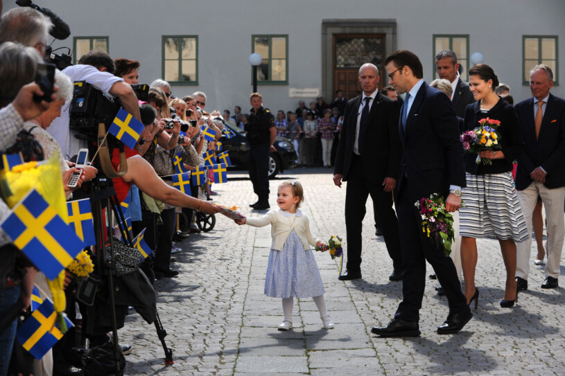 Estelle har alltid varit fantastiskt duktig i kungliga sammanhang! Kronprinsessan Victoria, prins Daniel och prinsessan Estelle hälsas välkomna till Östergötland på Linköpings slott. Prinsessan Estelle är hertiginna av Östergötland och besöker sitt landskap för första gången.