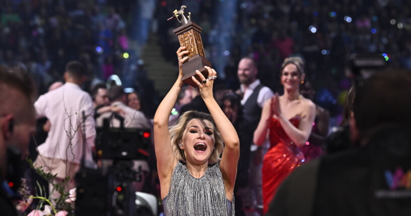Cornelia är vinnaren av Melodifestivalen! Cornelia Jakobs jublar med pokalen Sångfågeln efter att ha korats till vinnare med låten Hold Me Closer under lördagskvällens final i Melodifestivalen på Friends Arena.