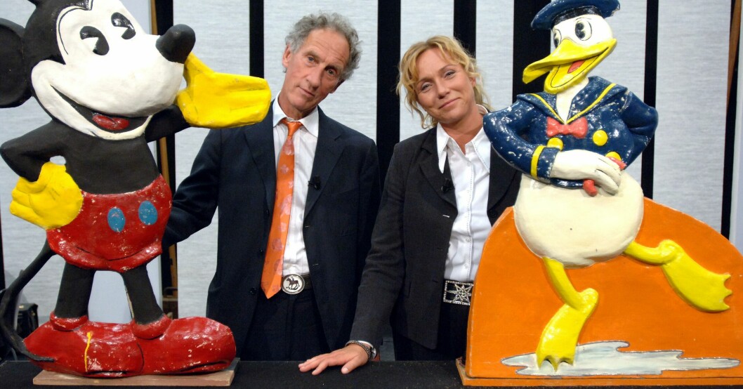 Tidigare <span class=" italic" data-lab-italic_desktop="italic">Antikrundan</span>-experten Peter Pluntky och programledaren Anne Lundberg. Peter Pluntky och Anne Lundberg
