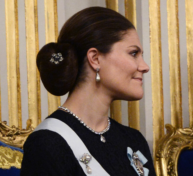 Kronprinsessan Victoria, denna kväll alltid i juvelfärger eller svart. Kronprinsessan Victoria hos Svenska Akademien
