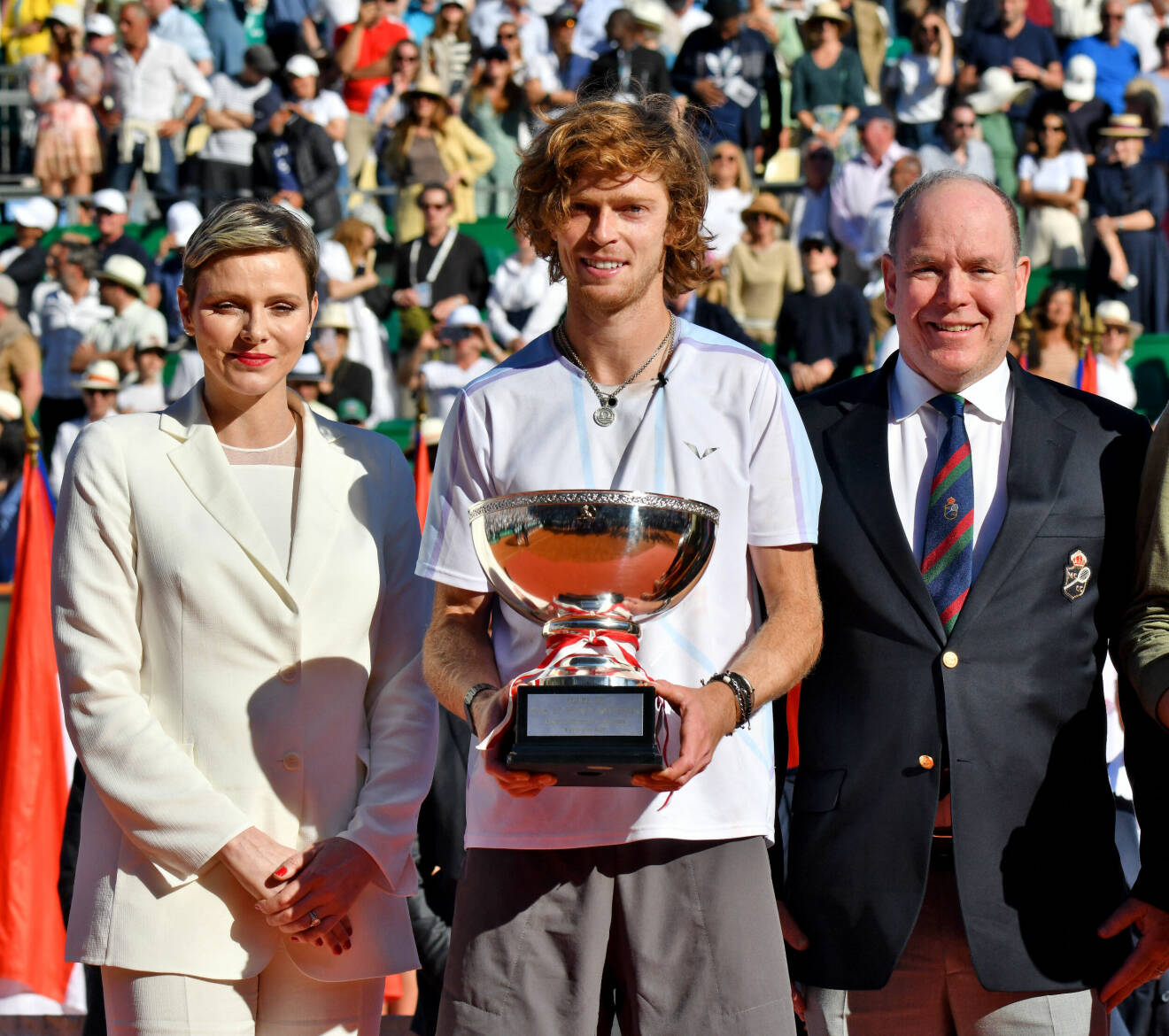 Fursteparet Charlene och Albert med Andrey Rublev, vinnare av tennisturneringen Rolex Monte Carlo Masters 2023