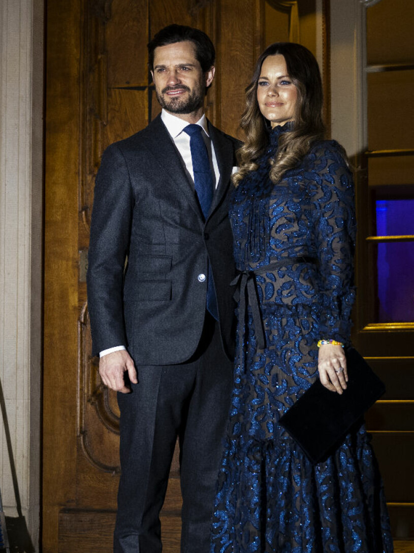 Kunglig entré i en fullsatt kyrka. Prinsessan Sofia – i blå klänning – och prins Carl Philip på julkonsert Jul i Vasastan
