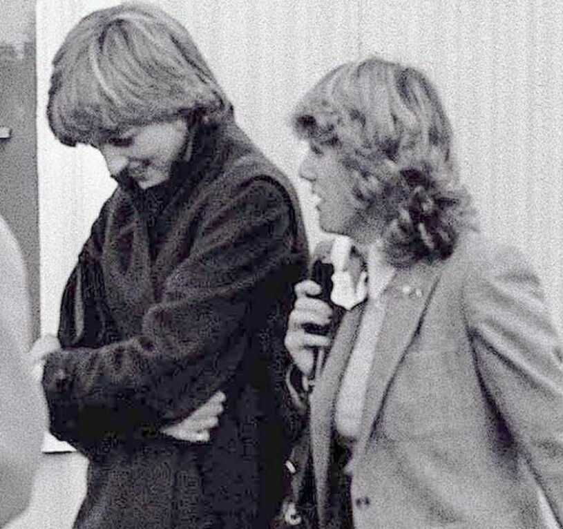 Diana med Camilla år 1980, några månader innan hon gifte sig med prins Charles. Prinsessan Diana och Camilla Parker-Bowles 1980