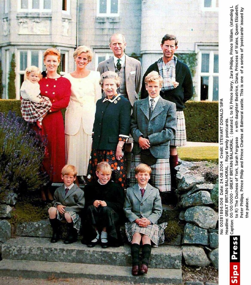 Prins Philip tog Diana under sina vingars skugga både i The Crown och i verkligheten. Här på Balmoral sommaren 2004.