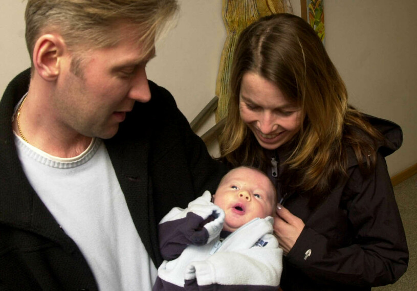Här var makarnas Forsbergs yngsta son Olle inte ens sju veckor. Henrik och Magdalena Forsberg med sonen Olle, här snart 7 veckor gammal