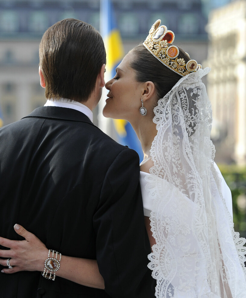 Kronprinsessan Victoria och prins Daniel, minuterna efter bröllopet 2010. Kronprinsessan Victorias bröllopstiara