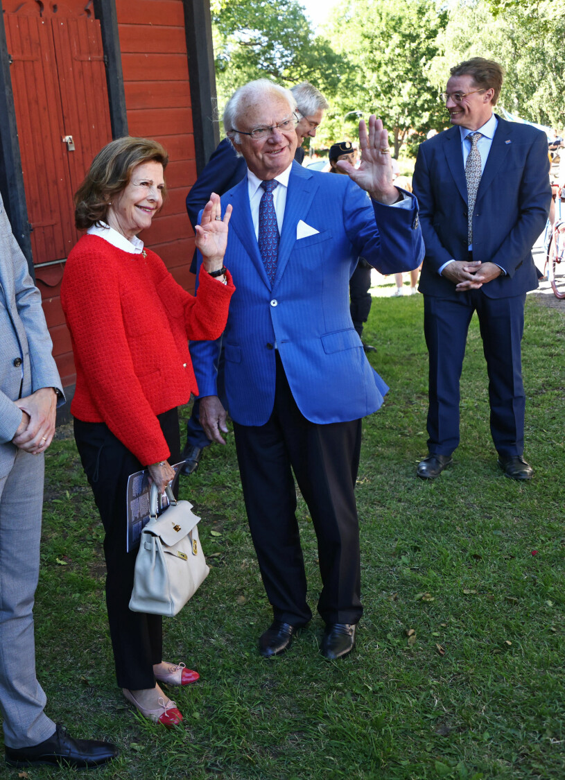 Vilken ursnygg väska Silvia äger! Drottning Silvia och kung Carl Gustaf