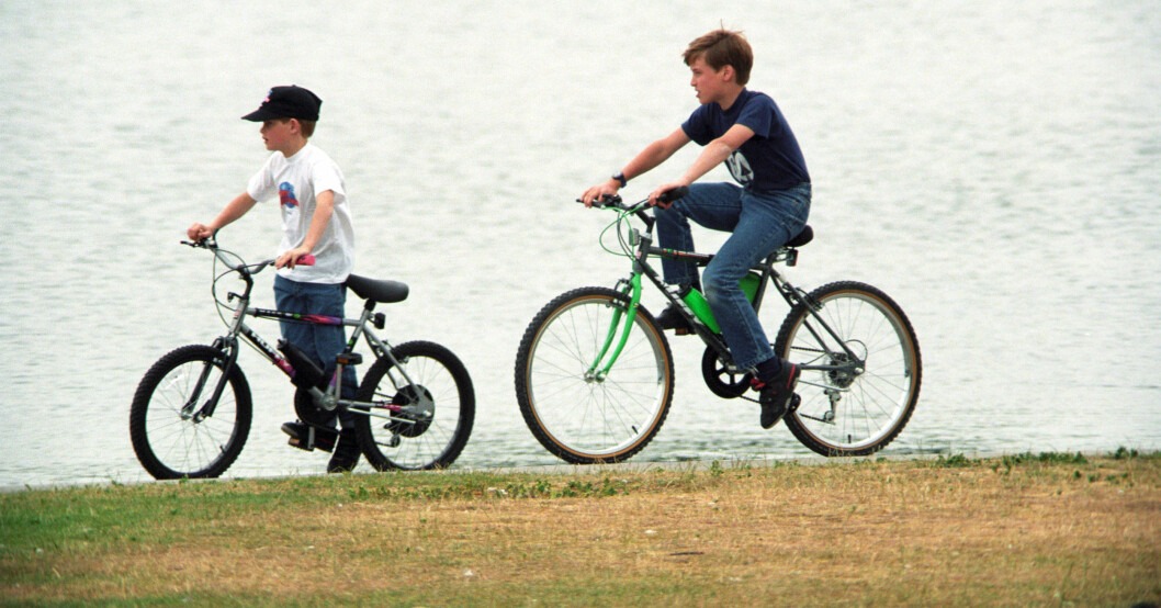 Prins Harry and Prince William cyklar i Kensington Gardens. Prins Harry och prins William
