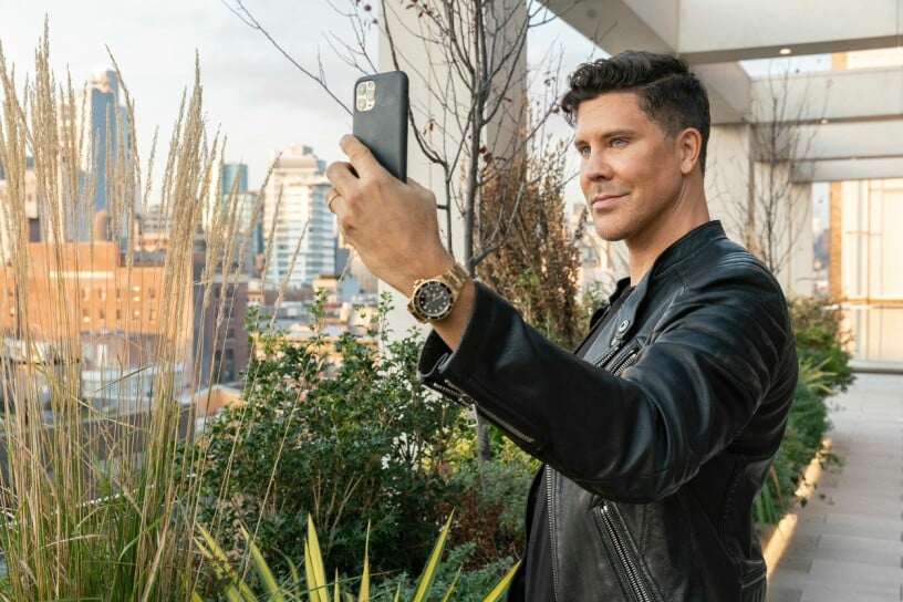 Fredrik Eklund är stjärnmäklare. Fredrik Eklund tar en selfie