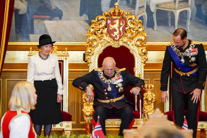 Drottning Sonja valde att göra en Silvia och gick helt i svart och vitt.