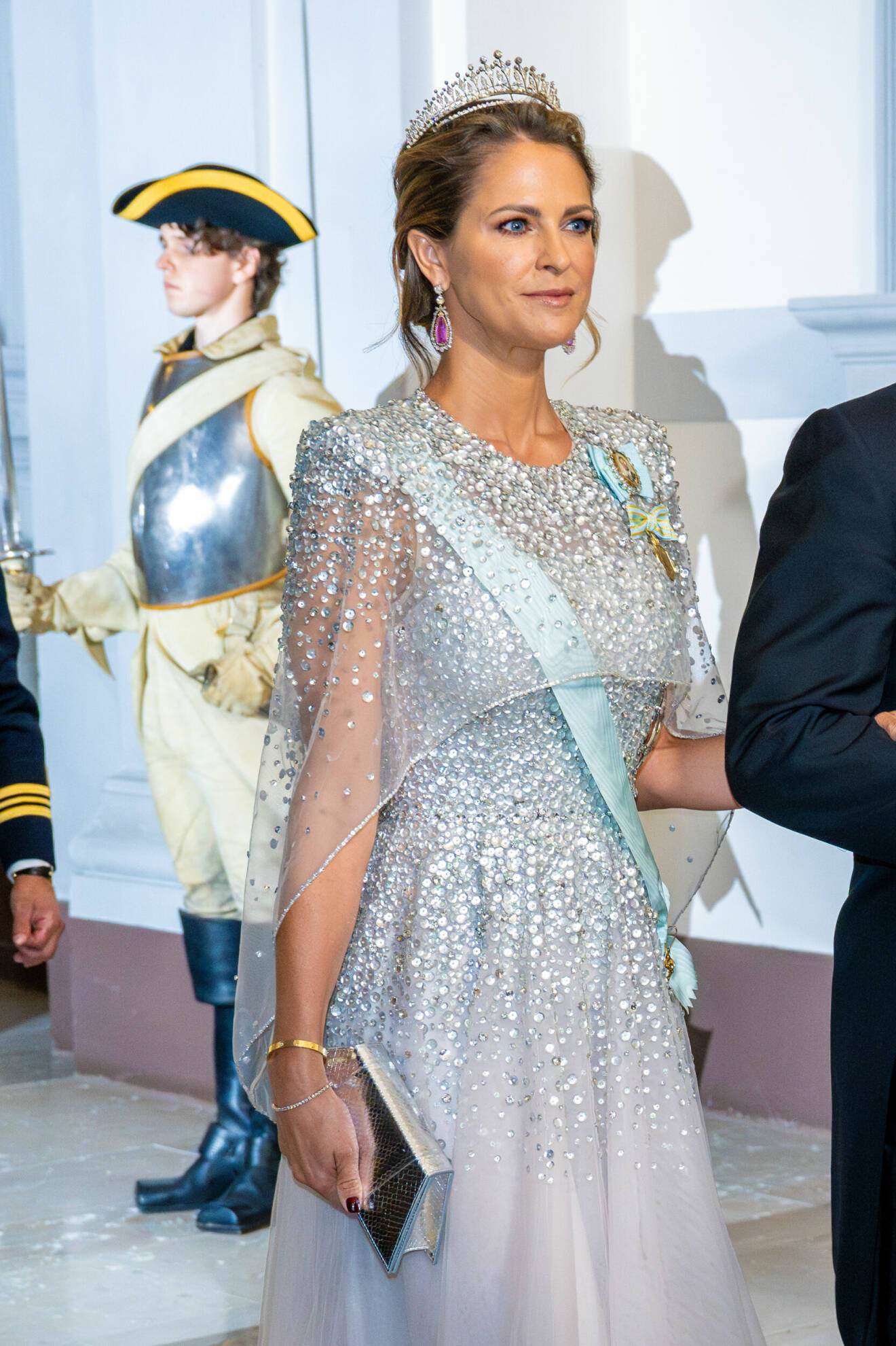 Prinsessan Madeleine i paljettklänning på middag på Stockholms slott – kungen 50 år på tronen