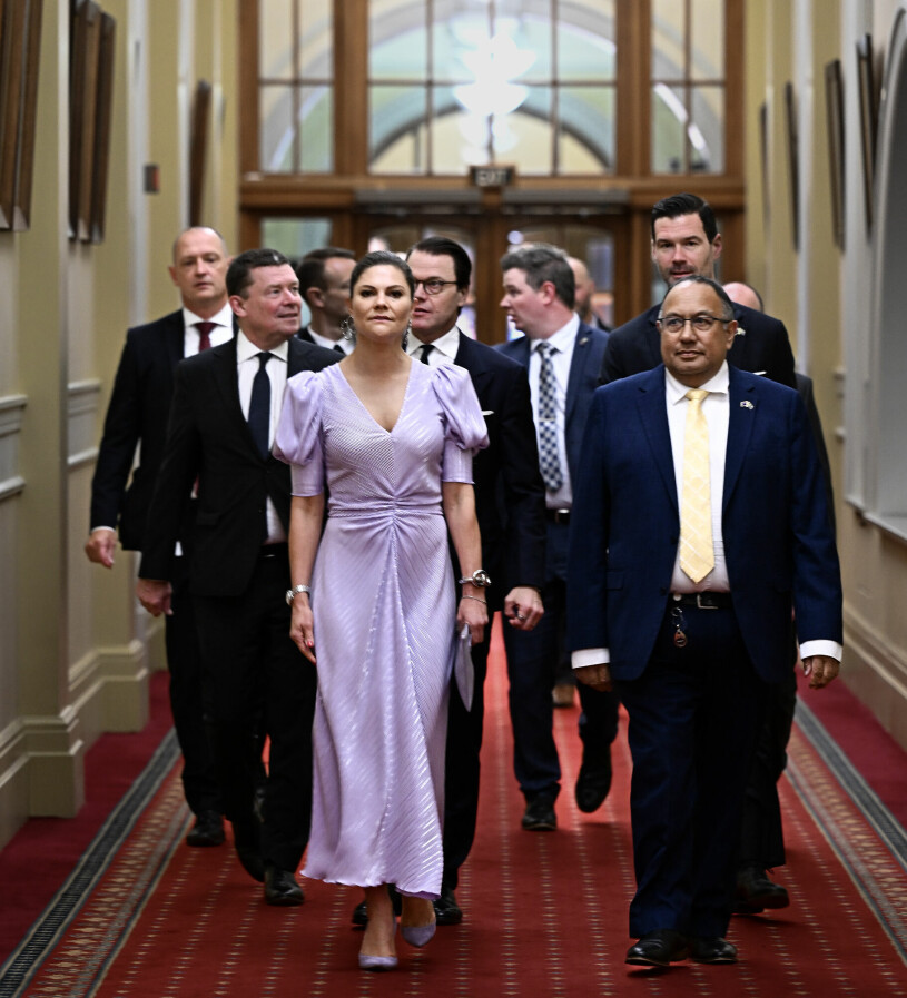 Kronprinsessan Victoria – ensam kvinna bland idel män. En ovanlig syn år 2023. Kronprinsessan Victoria, prins Daniel och bistånds- och utrikeshandelsminister Johan Forssell under besöket på Nya Zeeland