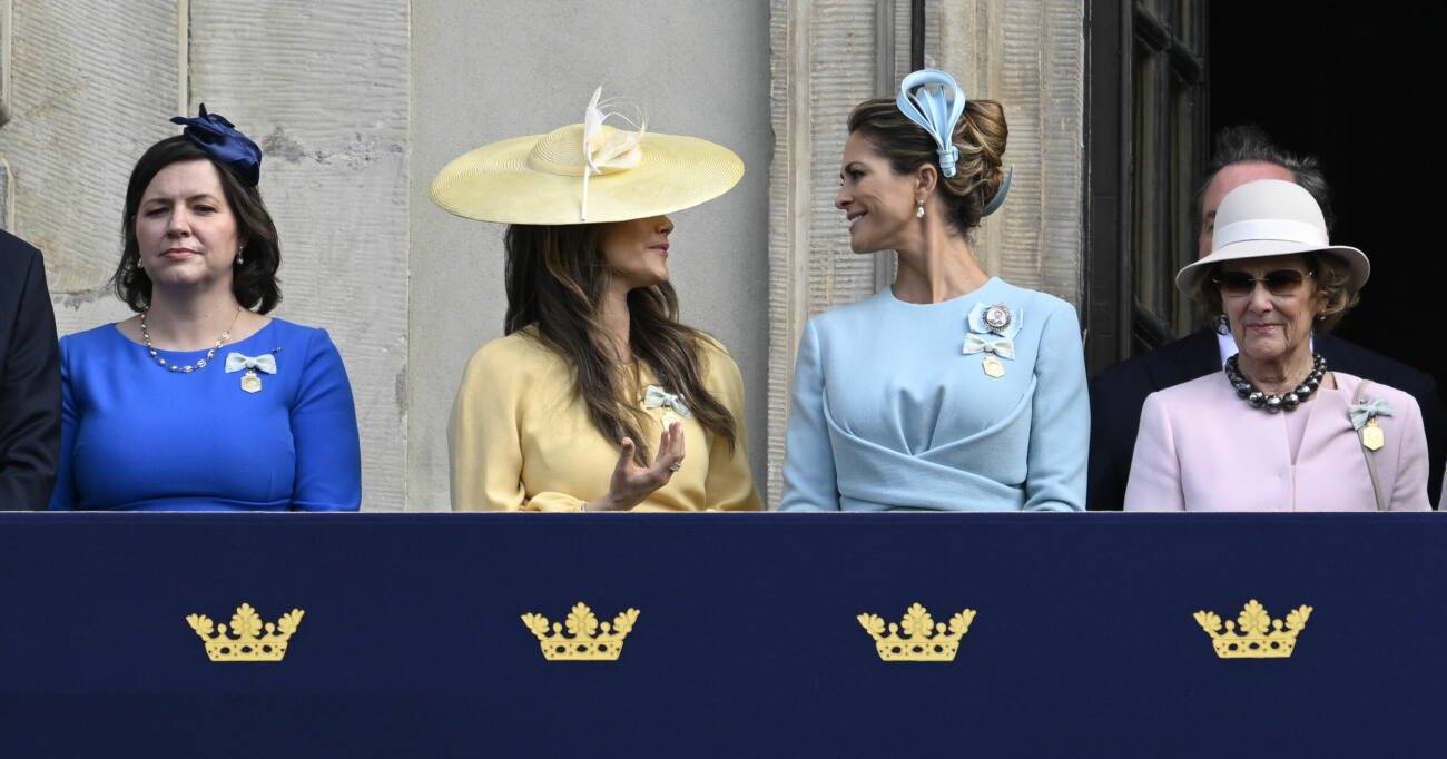 Fru Eliza Reid , prinsessan Sofia, prinsessan Madeleine, Norges drottning Sonja tittar på från balkonen under högvaktsavlösningen på yttre borggården på Stockholms slott med anledning av kung Carl XVI Gustafs 50-årsjubileum på tronen.