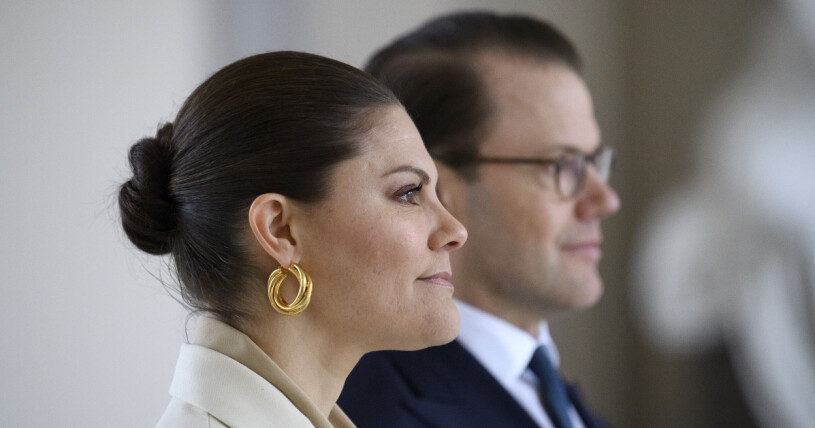Kronprinsessan Victoria jobbar hårt, men i bakgrunden finns en jobbig situation. Kronprinsessan Victoria står bredvid prins Daniel
