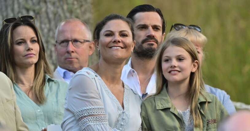 Kronprinsessan Victoria och prinsessan Estelle på plats för att lyssna på countrydrottningen Jill Johnson. Kronprinsessan Victoria och prinsessan Estelle