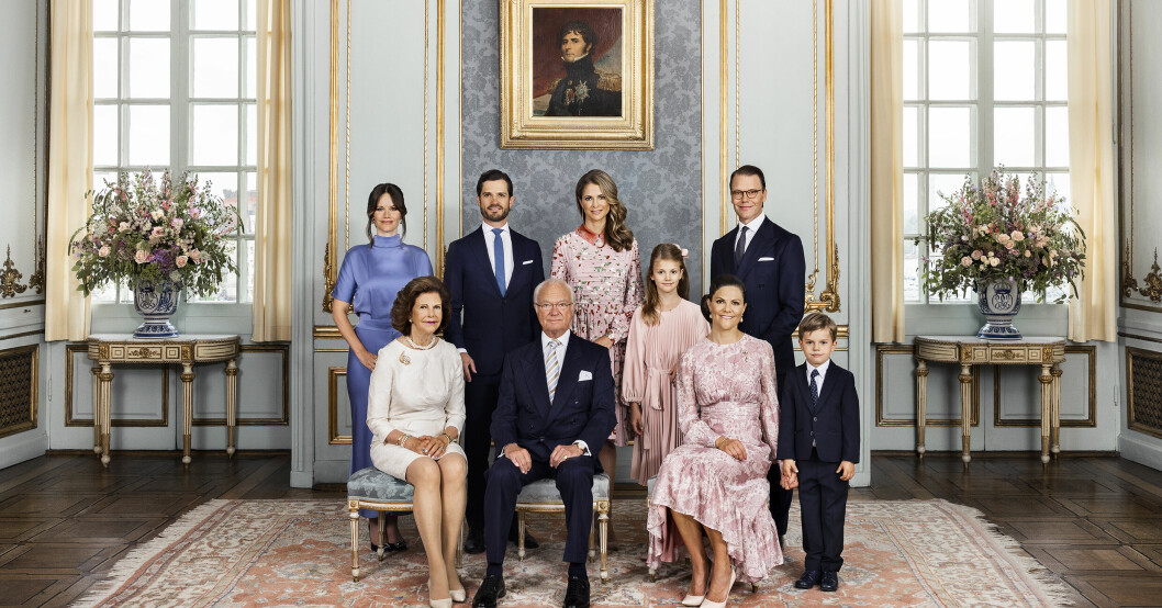 Svenska kungafamiljen med prinsessan Sofia, prins Carl Philip, prinsessan Madeleine, prins Daniel, drottning Silvia, kung Carl Gustaf, prinsessan Estelle, kronprinsessan Victoria och prins Oscar