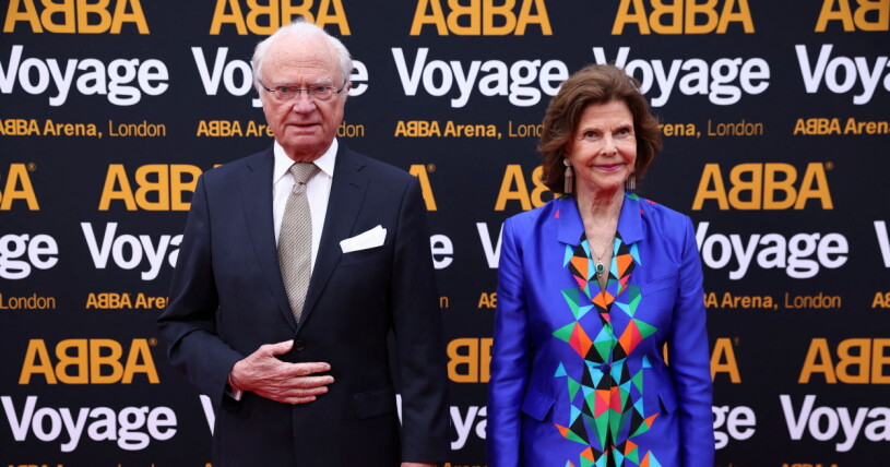 Kung Carl Gustaf och drottning Silvia var stiligt klädda under premiären av Abba Voyage. Kung Carl Gustaf och drottning Silvia