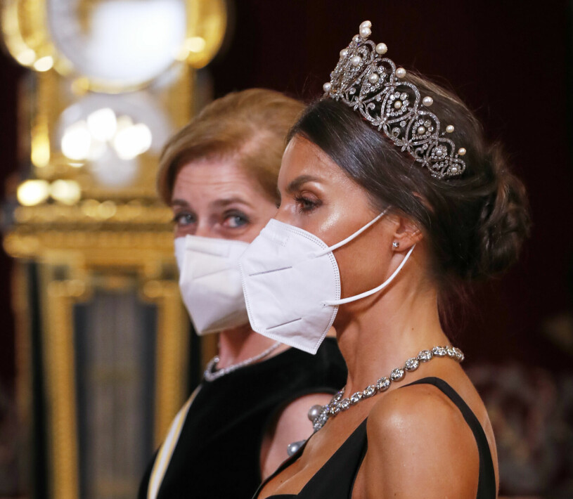 Drottning Letizia med munskydd till tiaran. Drottning Letizia på galamiddag i tiara och munskydd